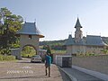 Turnul clopotniţă şi biserica