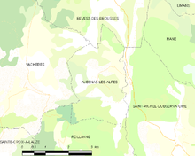 Carte élémentaire montrant les limites de la commune, les communes voisines, les zones de végétation et les routes