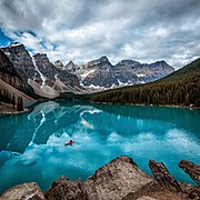 Un canoë sur un lac glaciaire dans le parc national Banff en août 2017.