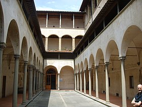 Cloître des femmes, en ordre ionien.