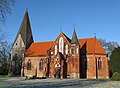 Kirche mit freistehendem Turm sowie Feldsteinmauer