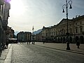 Vue de la place (de l'est) : sur la gauche, au fond, l'édifice jaune de l'ancien Hôtel de la couronne et de la poste.