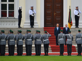 Military reception of Portuguese president Marcelo Rebelo de Sousa by Gauck with the Wachbataillon