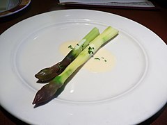 Asperges accompagnées d'une sauce au beurre blanc