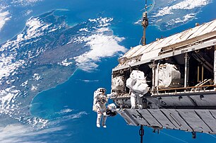 Sortie extravéhiculaire des astronautes Robert Curbeam et Christer Fuglesang au-dessus de la Nouvelle-Zélande, lors de la mission STS-116 de la Station spatiale internationale, le 12 décembre 2006. (définition réelle 3 032 × 2 000)