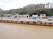 硫黄島港。港は鉄分を含んだ温泉の湧出により、日本で唯一常時茶褐色に染まった港である。