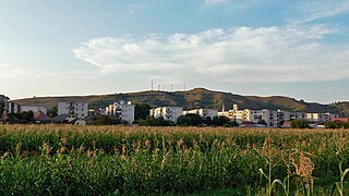 Le quartier Kossuth avec le mont Jézuskiáltó à l'arrière-plan.