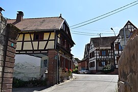 Waltenheim-sur-Zorn's center, featuring several half-timbered houses and a courtyard, common features of alsatian architecture