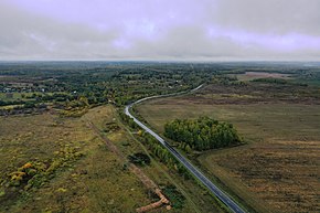 Деревня на заднем плане слева