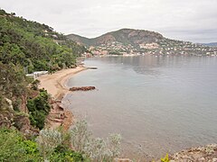 La plage de la Petite Fontaine et, à l'arrière-plan, le bourg et le port de Théoule.