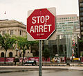 Février 2007 Panneau d'arrêt bilingue sur la colline du Parlement à Ottawa.