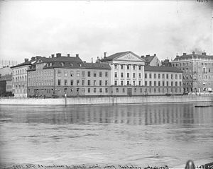 Bondeska palatset 1898. Till vänster syns det högre Hildebrandska huset mot nuvarande Rosenbadsparken