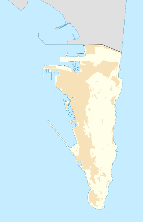 Mapa konturowa Gibraltaru, blisko centrum na prawo znajduje się punkt z opisem „Manchester United, Europa, St Theresa’s, Gibraltar, South United, Chief Construction, Chief Constructor, Royal Sovereign, Commander of the Yard, St Joseph’s”, w tej samej okolicy znajduje się również punkt z opisem „Lincoln Red Imps, Glacis United, Prince of Wales, Britannia, Gibraltar United”