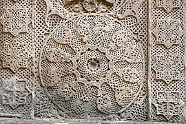 Detalle de un jachkar armenio en Goshavank, 1291. La decoración no atraviesa la losa, por lo que es un relieve estrictamente hablando, que da la impresión de calado.