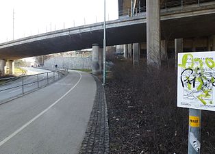 Hammarbybacken. Den nedklottrade skylten till höger talar om att "här gick Göta landsväg".