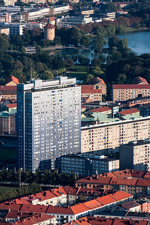 Skyskrapan Kronprinsen med del av Pildammsparken i bakgrunden.