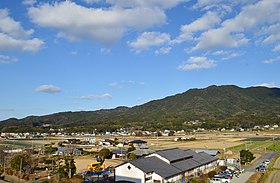 怡土城跡のある高祖山 手前山裾に土塁線、左稜線の各峰に第1-第5望楼跡が所在。