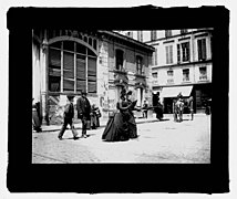 Vue du Marché couvert sur le côté est de la place, devant le no 14 (photographie sur verre de Georges Ancely, 1890).