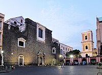 La piazza verso la chiesa del Gesù Nuovo, da cui prende il nome