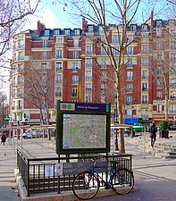 エディット＝ピアフ広場のメトロ ポルト・ド・バニョレ駅出入り口 (Station Porte de Bagnolet sur la place Edith-Piaf.)