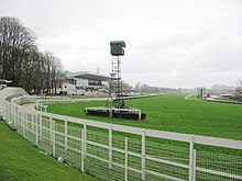 Photographie en couleur d'un hippodrome.