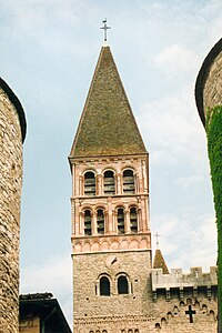 L'une des tours de l'abbaye Saint-Philibert de Tournus.