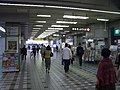 東急駅舎内（改札外）（2004年11月） - 奥が小田急駅舎となる