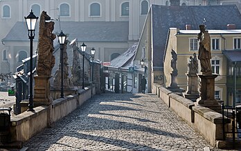 Histórica ponte de pedra sobre o canal Młynówka, em Kłodzko, Polônia. A ponte gótica conecta a ilha Piasek e a parte antiga da cidade na colina do Castelo com a praça do mercado e a fortaleza, sendo parte de uma das principais vias de comunicação nesta parte da cidade no passado. A ponte está fechada ao tráfego de veículos. (definição 4 389 × 2 760)