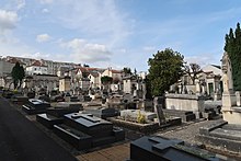 Photographie en couleur d'un cimetière.