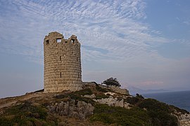 La tour de Dracanon, sur l'île d'Icarie, ouvrage défensif de l'époque hellénistique, permettant notamment la surveillance de la mer.