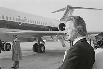 Roland Béguelin lors de la visite de l'avion McDonnell Douglas DC-9-81, de Swissair, nommé "Jura", à l'aéroport de Bâle-Mulhouse le 20 novembre 1981.