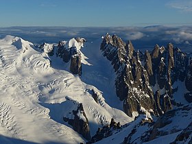 Le glacier d'Envers du Plan encadré par l'aiguille du Plan, le Grand Gendarme d'Environ du Plan et la dent du Requin d'une part et la Vallée Blanche d'autre part vus depuis le sud-est.