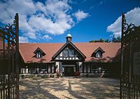 Locale per le carrozze da Highgate, villa di James E. Watson, Fairmont, Virginia Occidentale (1910-13); la casa padronale adiacente è ora un'agenzia di pompe funebri.