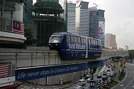 Monorail peint aux couleurs d'Al-Rajhi Bank approchant de la station Medan Tuanku.