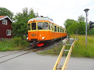 Rälsbuss korsar gamla bruksgatan i Länna.