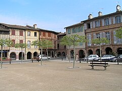 Place aux couverts (place Paul-Saissac) à Lisle-sur-Tarn.