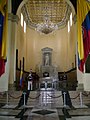 委内瑞拉加拉加斯先贤祠（英语：National Pantheon of Venezuela）内的西蒙·玻利瓦墓和革命博物馆（西班牙语：Cuartel de la Montaña (Caracas)）内的查维兹陵寝