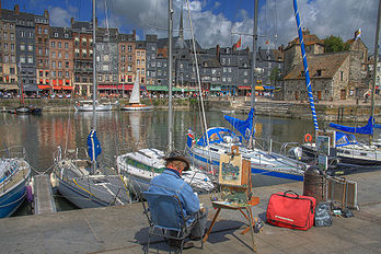 Un peintre sur le port de Honfleur en Normandie (France). (définition réelle 3 888 × 2 592)