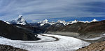 De gauche à droite, la Dent d'Hérens (4 171 m), le Cervin (4 478 m), la Dent Blanche (4 357 m), l'Obergabelhorn (4 062 m) avec la Wellenkuppe (3 903 m), le Zinalrothorn (4 221 m) et le Weisshorn (4 506 m).