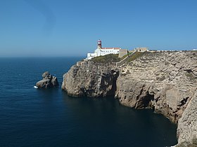 Vue d'ensemble de la pointe du cap Saint-Vincent (falaise sud), sa forteresse (fragments), son phare