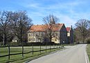 Herrenhaus mit Park und Wirtschaftshof, bestehend aus Nutz- und Freiflächen einschließlich des Rondells mit historischem Baumbestand, Sattlerei/Remise, Schmiede, Verwalterhaus, Pferdestall mit Kornböden und Saatgutreinigungsmaschine, Jungviehstall, Schaf-/späterem Schweinestall, Scheune, Rinderstall mit den erhaltenen Teilen der angrenzenden Scheune sowie der Gärtnerei mit Gewächshäusern, Anzuchtflächen, Einfriedungen und Heizhaus