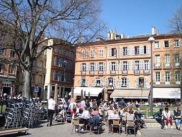 Les terrasses des cafés sous les frondaisons.