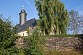 Blick von der Freiberger Straße zur Dorfkirche