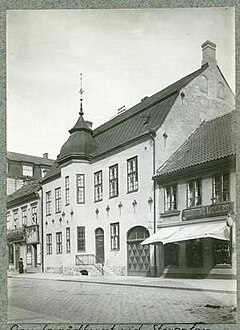 Twistens gård, före 1889. Ingången från gatan leder in i trapphuset, vilket senare byggts om.