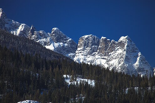 Gladsheim Peak in upper left edge. "Wedge" furthest to right. In between are the subsidiary peaks on Gladsheim's east ridge with unofficial names West Molar, East Molar, West Hump, and East Hump