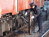 終点で給水を行う電車