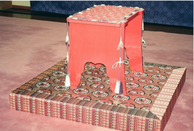 A table in red lacquer for holding the sword and jewel of the Imperial regalia