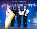 2023 정책소통 유공 포상 전수식에서 (가운데)