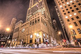 Le bâtiment à l'angle de Walton St. et N. Michigan Ave.