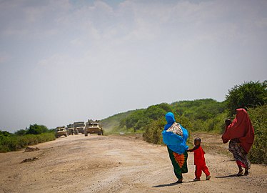 Femmes et enfants de Jowhar regardant arriver un convoi de l'Amisom en 2012.